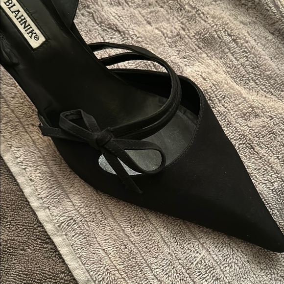 Manolo Blahnik Black Stiletto Heels with Cut-Out Bow Design Pointed Slingback - Picture 2 of 4